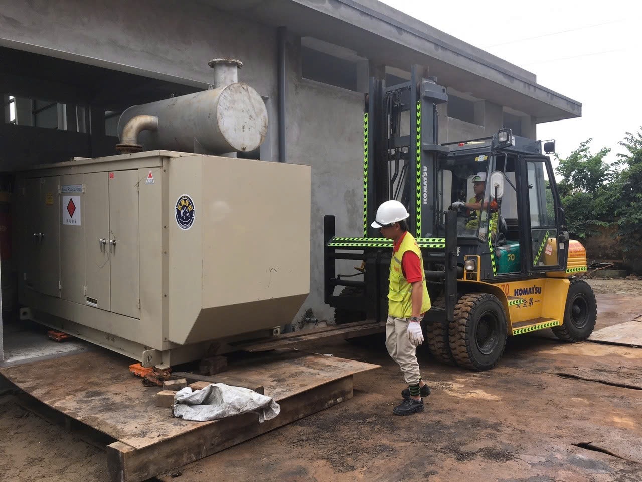 lót tôn thép dày 20mm chống lún và xe nâng Komatsu 7 tấn luồn máy phát điện qua cửa trạm tại KCN Phúc Khánh Thái Bình - THÀNH HUY HOÀNG lót tôn thép dày 20mm chống lún và xe nâng Komatsu 7 tấn luồn máy phát điện qua cửa trạm tại KCN Phúc Khánh Thái Bình - THÀNH HUY HOÀNG