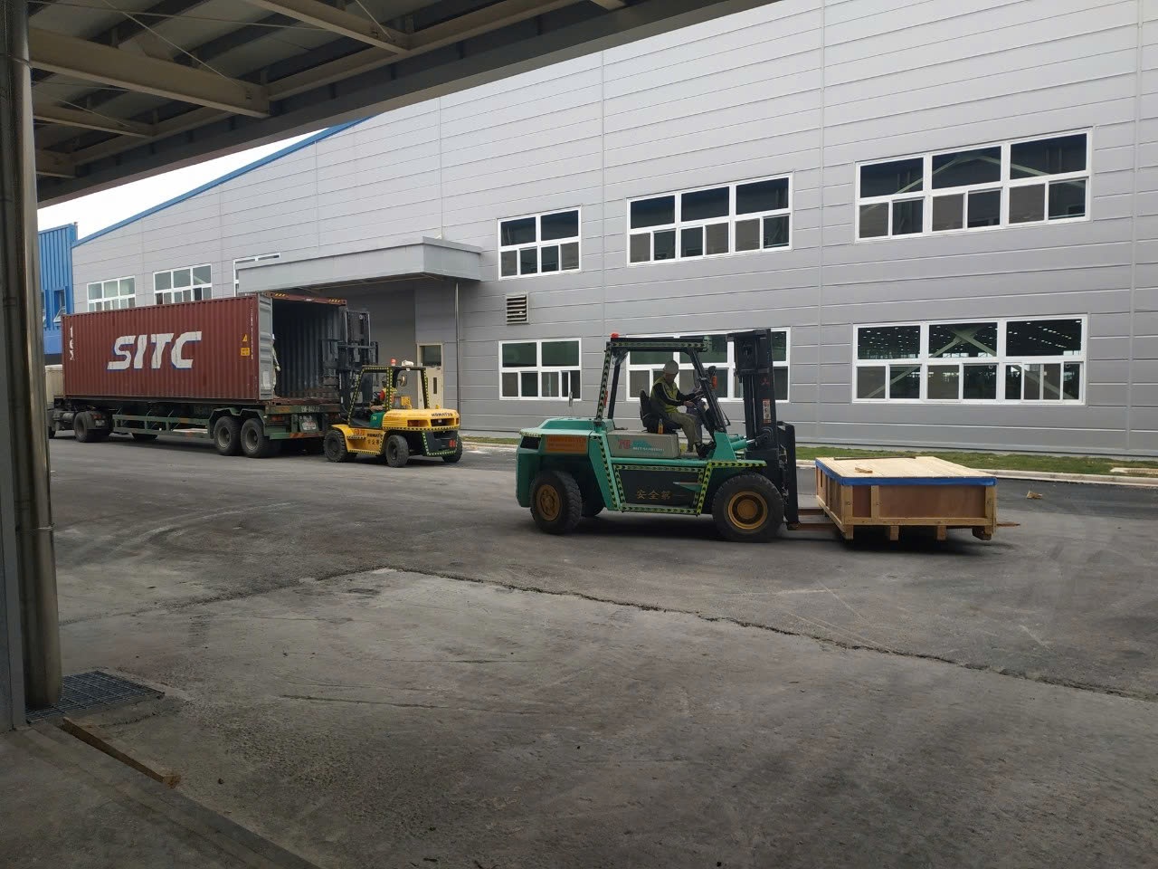 Rút Ruột Container SITC & Vận Chuyển Kiện Máy Vào Xưởng Thông Minh KCN Tiền Hải Thái Bình 2026