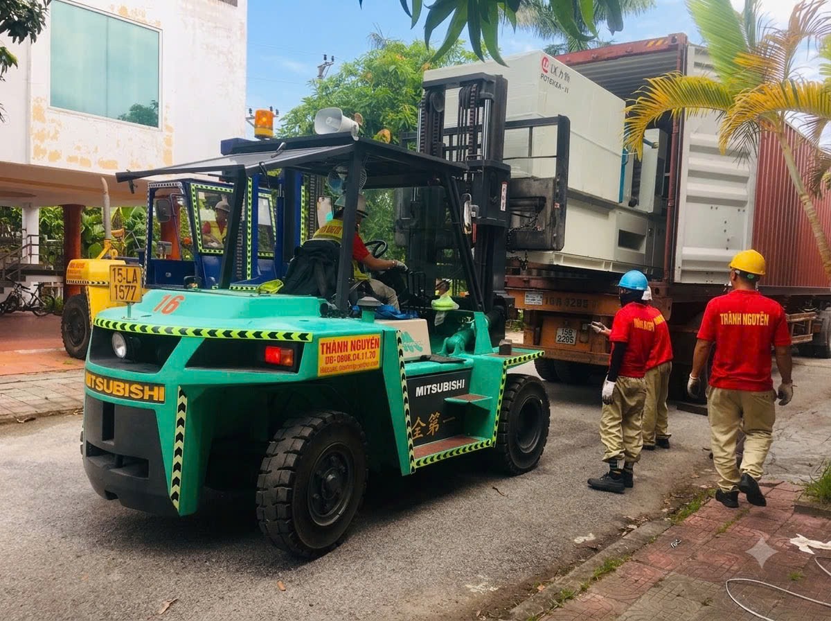 xe nâng Komatsu FD135 vận chuyển máy ép LK Potenza ra bãi tập kết tại KCN Liên Hà Thái Thái Bình - THÀNH HUY HOÀNG xe nâng Komatsu FD135 vận chuyển máy ép LK Potenza ra bãi tập kết tại KCN Liên Hà Thái Thái Bình - THÀNH HUY HOÀNG
