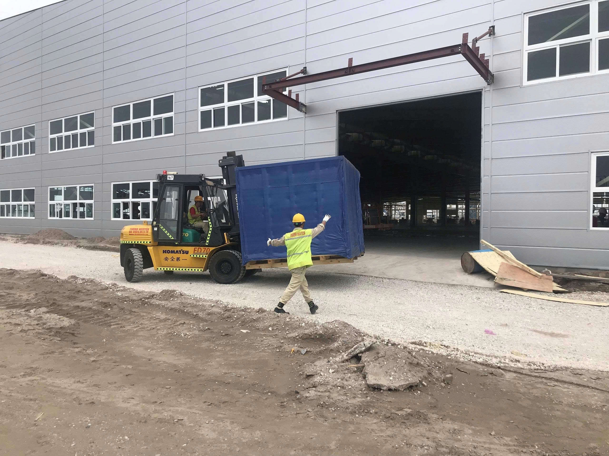 xe nâng Komatsu 7 tấn vận chuyển kiện máy móc luồn qua cửa kho xưởng tiền chế mới tại KCN Tiền Hải Thái Bình - THÀNH HUY HOÀNG xe nâng Komatsu 7 tấn vận chuyển kiện máy móc luồn qua cửa kho xưởng tiền chế mới tại KCN Tiền Hải Thái Bình - THÀNH HUY HOÀNG